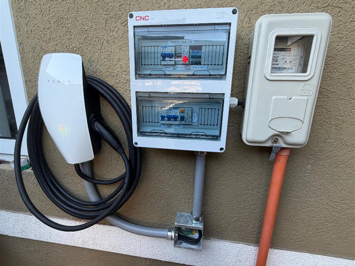 Wallbox con tablero y medidor instalados en muro exterior