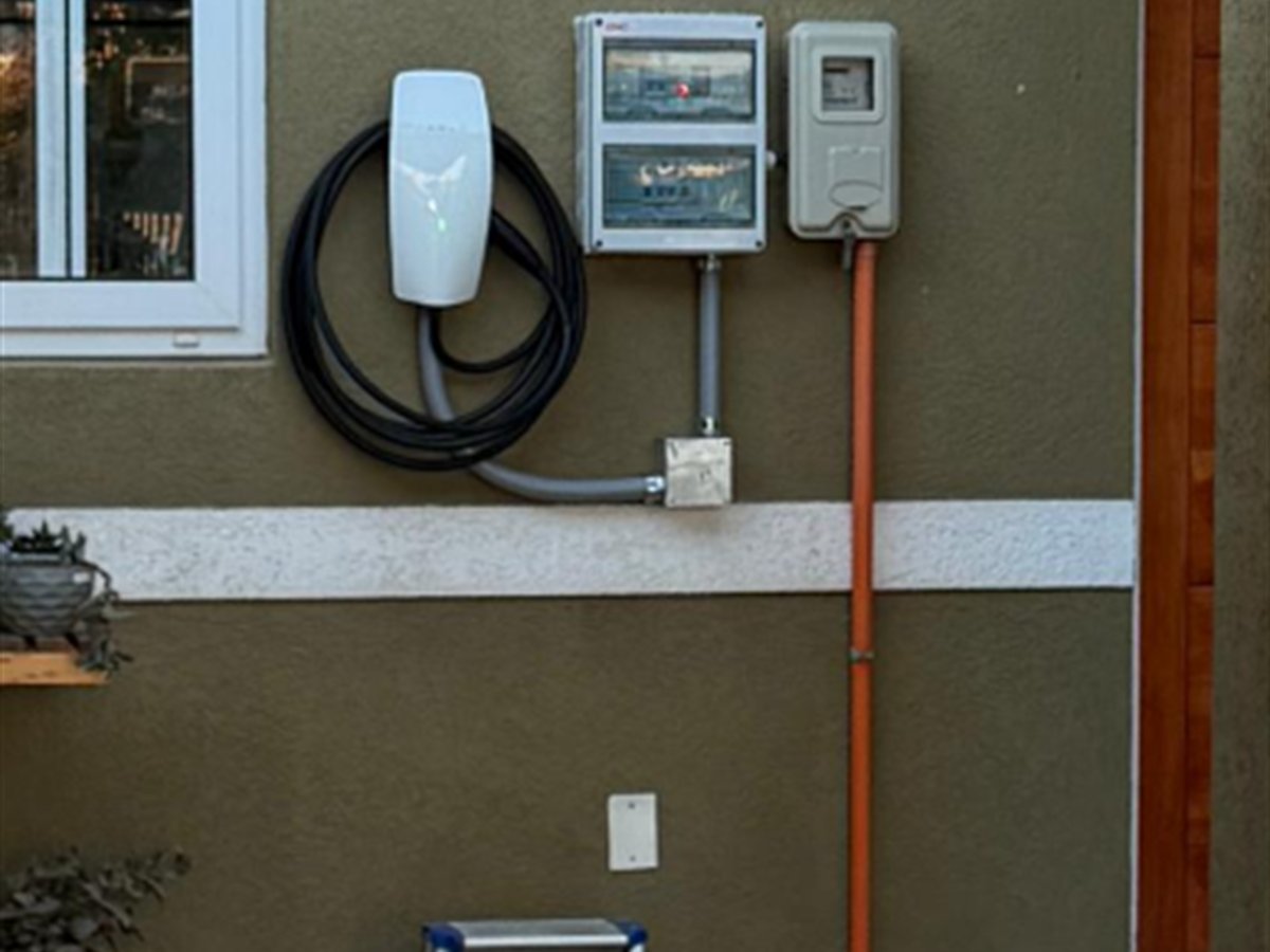 Instalación exterior de cargador eléctrico con tablero y canalización