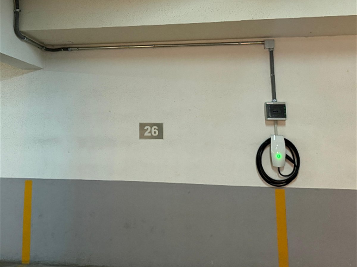 Cargador para vehículo eléctrico con circuito dedicado en estacionamiento